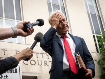 El exasesor de Trump, Pete Navarro, fue hallado culpable por desacato.