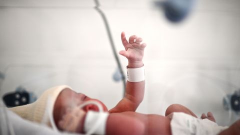 Mujer acusada de abandonar a una niña recién nacida en un parque de Nueva Jersey en Navidad hace casi 40 años