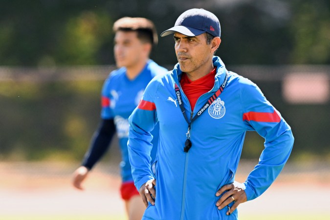 Ricardo Cadena durante entrenamiento de Chivas del Guadalajara en Dignity Health Sports Park. Foto: PATRICK T. FALLON/AFP vía Getty Images.