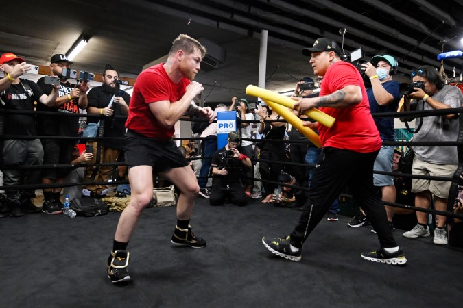 'Canelo' Álvarez y Eddy Reynoso en una sesión de sparring. Foto: Denis Poroy/Getty Images.