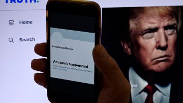 La foto ilustra la cuenta de Twitter suspendida del expresidente Donald Trump.