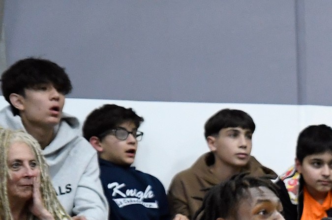 Bronny James observando partido de USC. Foto: Kevork Djansezian/Getty Images. 