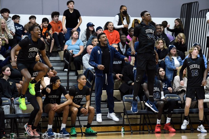 Bronny James observando partido de USC. Foto: Kevork Djansezian/Getty Images.