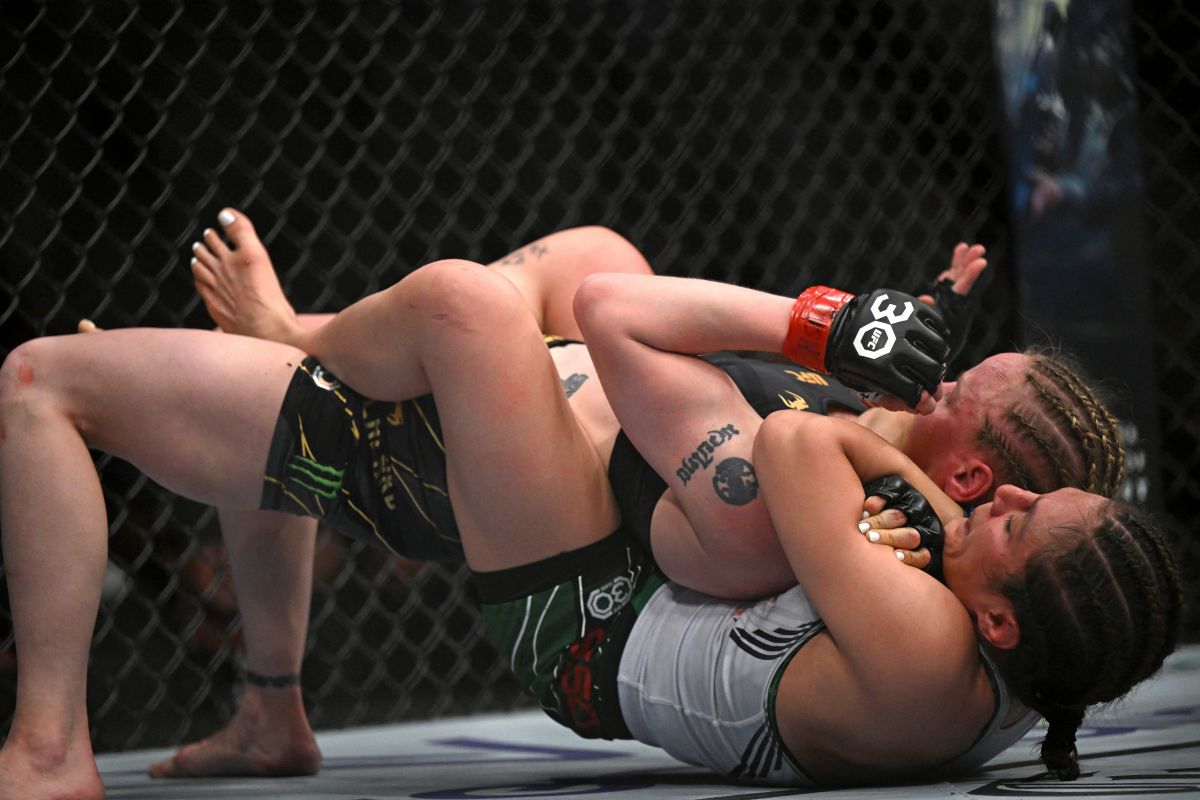 The moment Alexa Grasso defeats Valentina Shevchenko at UFC 285. Photo: AFP via Getty Images.