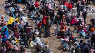 Cientos de inmigrantes están acampados entre los muros paralelos al oeste de la garita de San Ysidro, que limita con Tijuana