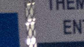 Un policía de México escanea la aplicación de asilo en CBP One de un inmigrante, antes de autorizar su paso a EE.UU.