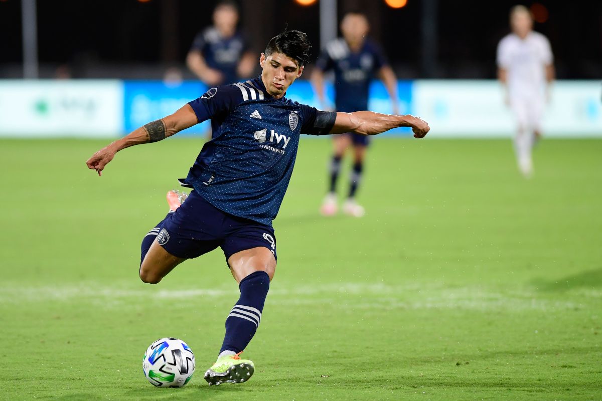 Alan Pulido scores a double and gives Sporting Kansas City three gold points