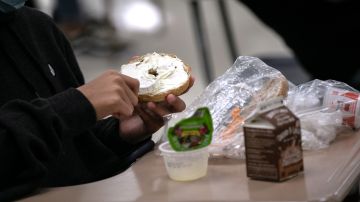 Unas 3,000 escuelas más podrán brindar desayunos y almuerzos gratuitos para sus estudiantes.