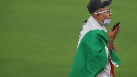 Julio Urías con bandera de México.