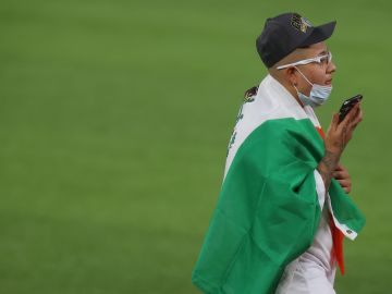 Julio Urías con bandera de México.