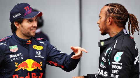 Hamilton conversando con Checo Pérez.