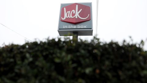 VIDEO: Hombre demanda a Jack in the Box luego de que empleada le disparó tras discusión por papas fritas