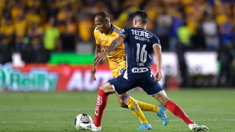 Luis Qiñones de Tigres disputa un balón contra Celso Ortíz de Monterrey.