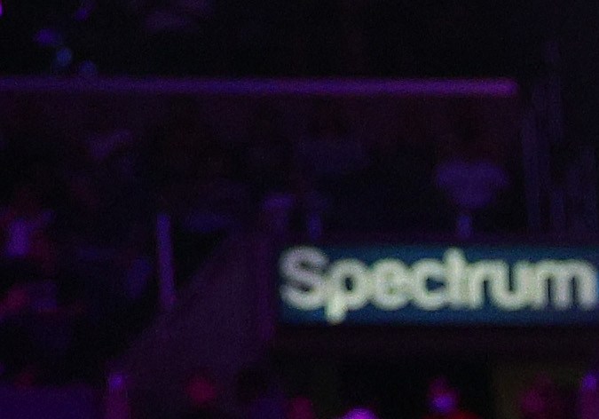 Edwin De Los Santos posa con el cinturón después de la derrota de José Valenzuela. Fotos: Harry How/Getty Images.