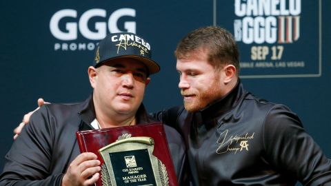 Eddy Reynoso junto a Saúl Álvarez en el Theatre del MGM Grand Hotel & Casino.