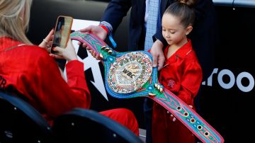 Hija de 'Canelo' Álvarez con cinturón del WBC.