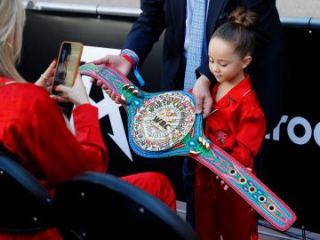 Hija de 'Canelo' Álvarez con cinturón del WBC.