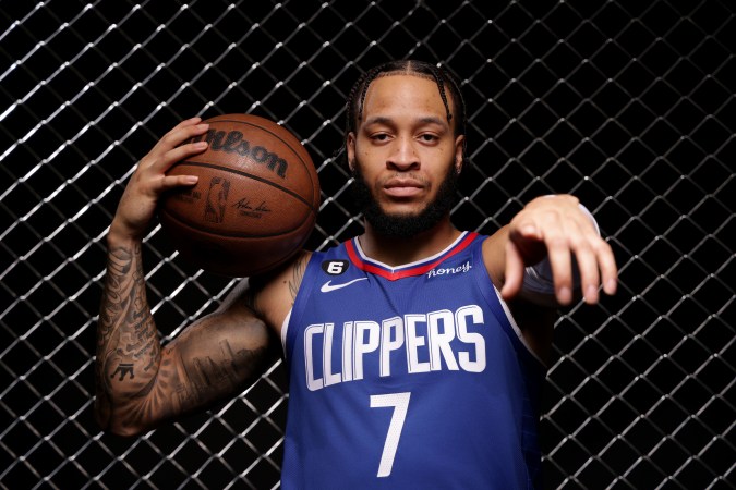 Amir Coffey # 7 de LA Clippers posa para una fotografía durante el día de prensa de LA Clippers. Foto: Harry How/Getty Images.