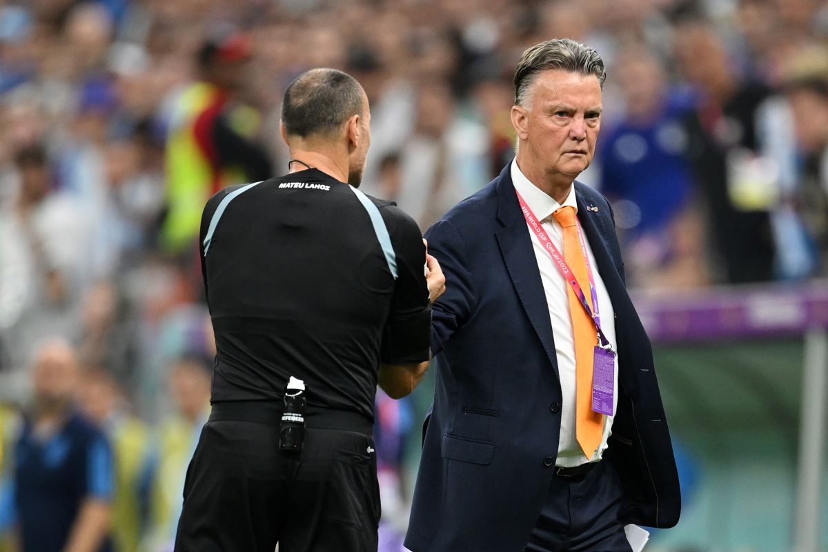 Louis Van Gaal argues with the referee in the World Cup game against Argentina.