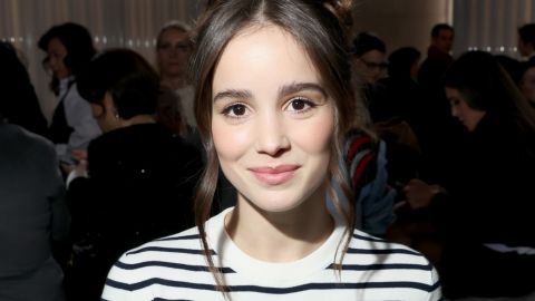 Alba Baptista en el Paris Fashion Week en marzo de 2023.