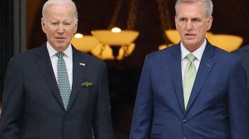 El presidente Joe Biden y el presidente de la Cámara, Kevin McCarthy.