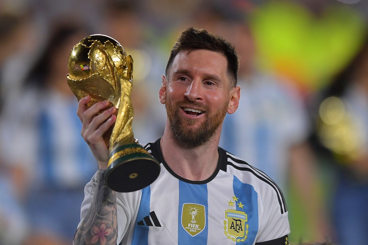 Messi viene de conquistar el Mundial de Qatar 2022.
