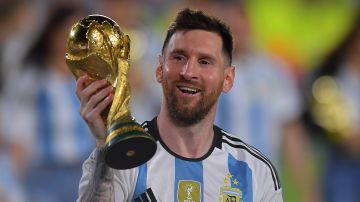 Messi viene de conquistar el Mundial de Qatar 2022.