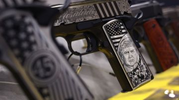 En una convención de armas en Indianapolis, en abril del 2023, se mostró un arma con la imagen de Trump.