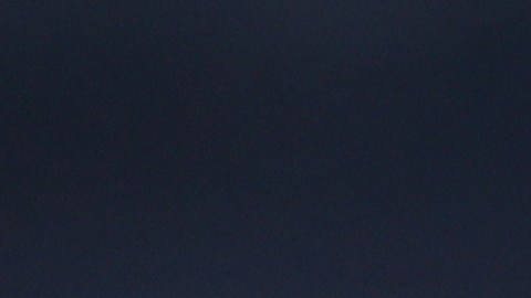 Israel Reyes del América disputa un balón con Carlos Rotondi de Cruz Azul.