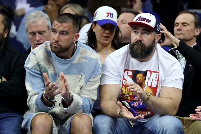 Travis Kelce de los Kansas City Chiefs y Jason Kelce de los Philadelphia Eagles. Foto: Tim Nwachukwu/Getty Images.