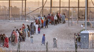 La ciudad de El Paso está recibiendo unos 2,000 inmigrantes a diario.