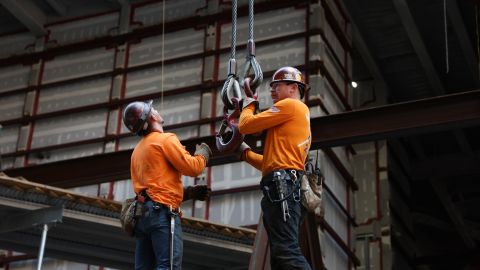 Los trabajadores latinos contribuyeron en un 80% al crecimiento de la fuerza laboral en EE.UU.