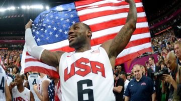 LeBron James con el oro en los Juegos Olímpicos.