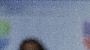 La periodista María Elena Salinas con el presidente Barack Obama en una pausa de la grabación de "Meet the Candidates" de Univision News el 20 de septiembre de 2012 en Coral Gables, Florida.