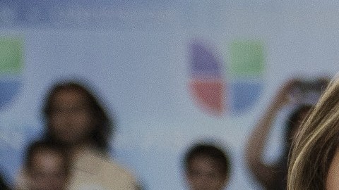 La periodista María Elena Salinas con el presidente Barack Obama en una pausa de la grabación de "Meet the Candidates" de Univision News el 20 de septiembre de 2012 en Coral Gables, Florida.
