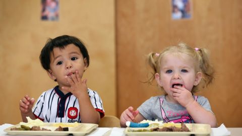 Cerca de 7 millones de niños y mujeres pueden perder asistencia alimentaria en un cierre del gobierno.