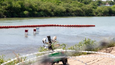 Las boyas con púas fueron colocadas en el Río Grande en julio pasado.