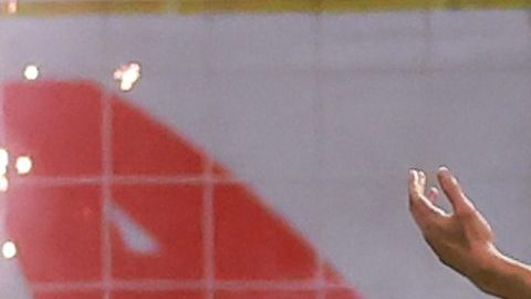 Kevin Álvarez (c) y Julián Quiñones (d) celebrando un gol con las Águilas del América.
