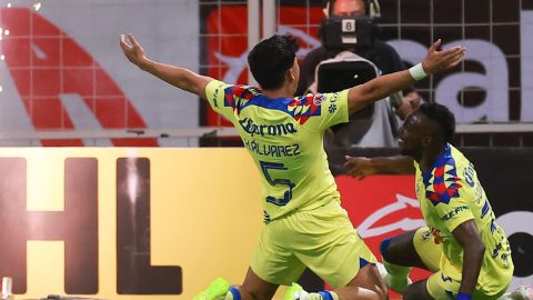 Kevin Álvarez (c) y Julián Quiñones (d) celebrando un gol con las Águilas del América.