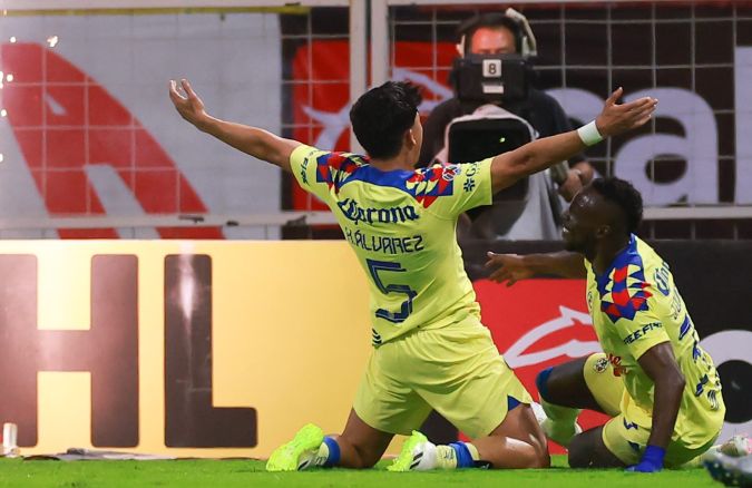 Kevin Álvarez (c) y Julián Quiñones (d) celebrando un gol con las Águilas del América.