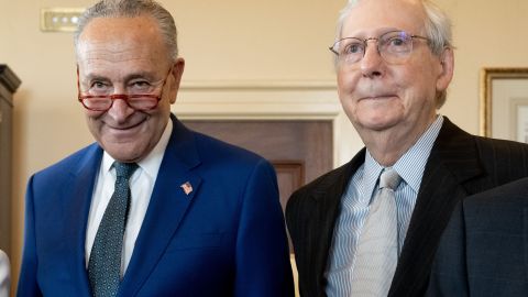 El líder de la mayoría demócrata del Senado, Chuck Schumer, y el líder de la minoría del Senado, Mitch McConnell.