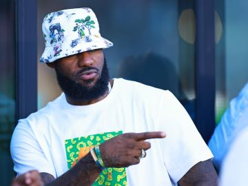 LeBron James se sorprendió por la entrevista de Miguel Rojas en plena jugada.
