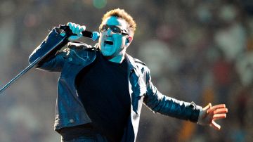 Bono, vocalista de la banda U2.