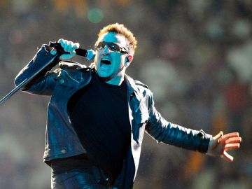 Bono, vocalista de la banda U2.