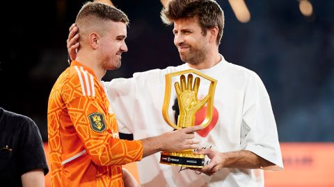 Gerard Piqué en la entrega de premios en la final del torneo anterior.