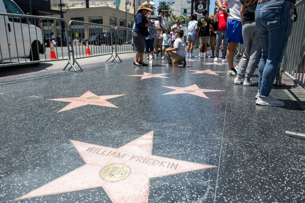 Hombre muere apuñalado en el Paseo de la Fama de Hollywood - La Opinión