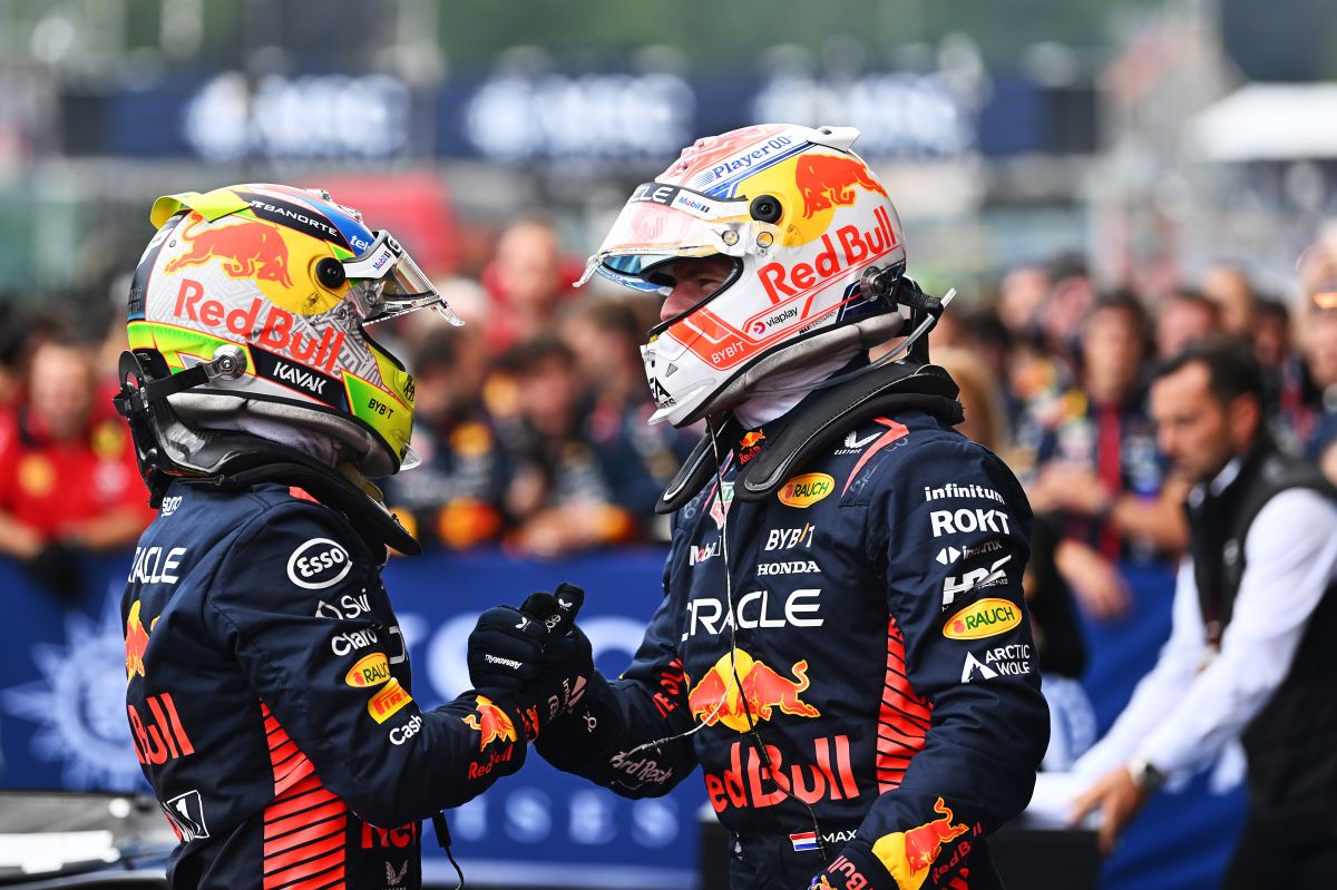 Sergio Pérez (i) y Max Verstappen (d), de Red Bull Racing.