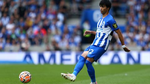 El jugador de las japonés Kaoru Mitoma fue galardonado por la Liga Inglesa y su equipo le dio un carro de lujo