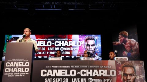 Saúl 'Canelo' Álvarez ante Jermell Charlo.