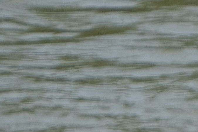 Trabajadores afilan las cuchillas en la barrera flotante de boyas en el río Grande.